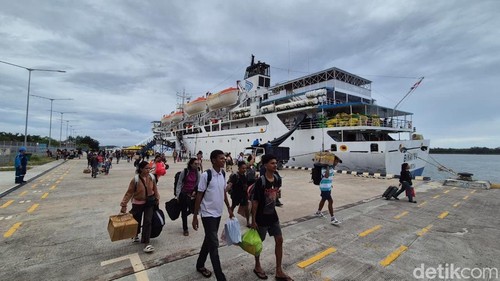 Suasana di Pelabuhan Benoa, Bali.