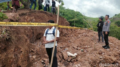 Polisi segel lokasi tambang emas ilegal di Lombok Tengah. (Foto: Humas Polres Lombok Tengah).