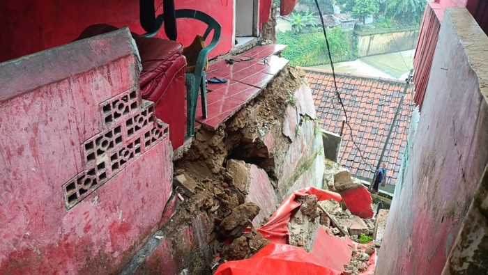Tebing Pemakaman Longsor Imbas Hujan Deras di Bogor