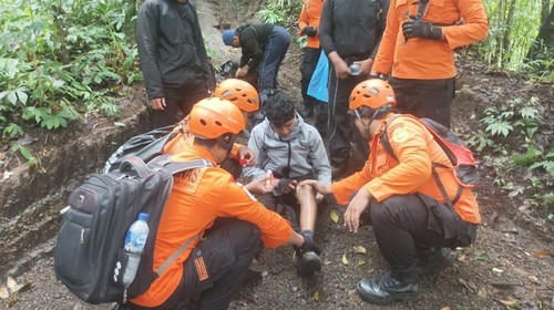 Tim SAR gabungan saat melakukan evakuasi pendaki yang diduga mengalami hipotermia saat mendaki Gunung Agung, Karangasem, Bali, Selasa (13/1/2026). (dok. Basarnas Bali)