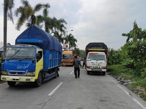 Sopir Truk Kucing-kucingan Parkir Liar di Jalan Terminal Mengwi