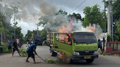 Sebuah truk angkut material agregat A terbakar di tengah jalan Kota Labuan Bajo, Manggarai Barat, NTT, Selasa (13/1/2026). (istimewa)