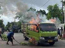 Truk Terbakar Saat Melaju di Tengah Kota Labuan Bajo