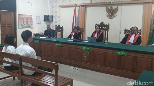 Terdakwa Yuri Besera Dacosta (25) saat menjalani sidang tuntutan di PN Denpasar, Selasa (13/1/2026) sore.