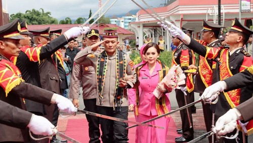 Upacara penyambutan Kapolres Manggarai AKBP Levi Defriansyah
