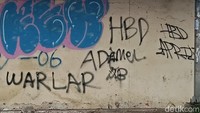 Dari sekian banyak coretan, tulisan HBD yang merupakan singkatan dari Happy Birthday menjadi yang paling sering ditemukan. Coretan tersebut diduga kuat merupakan ucapan selamat ulang tahun yang disampaikan melalui media dinding publik, namun justru merusak kenyamanan visual warga.