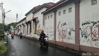 Mulai dari bangunan toko hingga dinding besar di area gang, semuanya tak luput dari sasaran oknum tidak bertanggung jawab. 