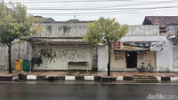 Kondisi serupa terlihat di Jalan Letjen Suprapto. Sejumlah bangunan tua di kawasan tersebut menjadi sasaran aksi vandalisme yang merusak keindahan arsitektur bangunan. Tak berhenti di situ, aksi serupa juga merambah ke Jalan Jenderal Ahmad Yani.
