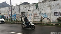 Di Jalan DI Panjaitan, tepatnya di sekitar lampu merah Waiki, coretan tersebut menjadi pemandangan sehari-hari bagi pengendara yang melintas. Dinding di pinggir jalan ini dipenuhi coretan tak beraturan yang memberikan kesan kumuh di tengah kota. 