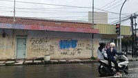 Pantauan di lokasi pada Senin (12/1/2026), aksi corat-coret ini ditemukan di sejumlah titik jalan protokol.