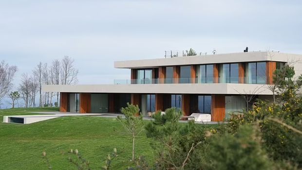 Vila mewah punya Xabi Alonso di Spanyol yang dicap ilegal.