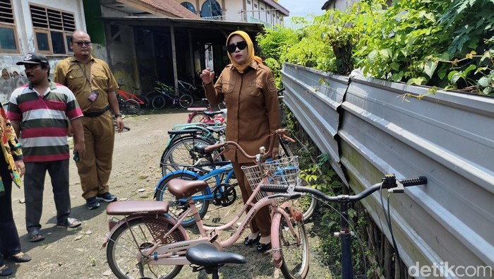 Wabup Mimik saat kunjungan ke SD Negeri Jatikalang, Kecamatan Prambon