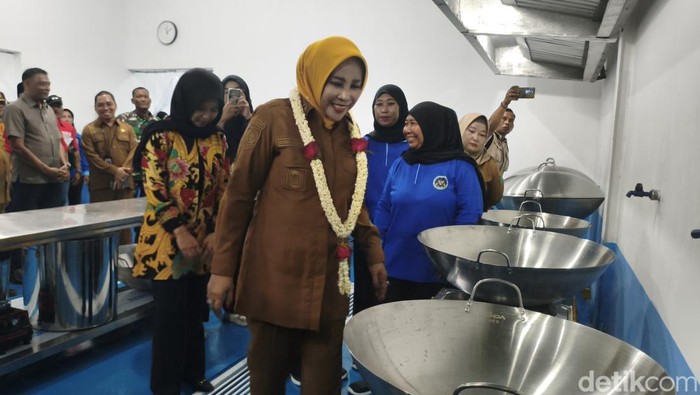 Wakil Bupati Sidoarjo Mimik Idayana meresmikan Dapur Satuan Pelayanan Pemenuhan Gizi (SPPG)