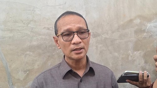 Wali Kota Mataram, Mohan Roliskana saat diwawancarai, Selasa (13/1/20026). (Nathea Citra/detikBali)