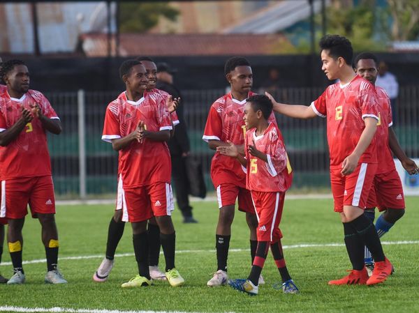 Wapres Gibran Bermain Bola Bersama Anak SSB di Wamena