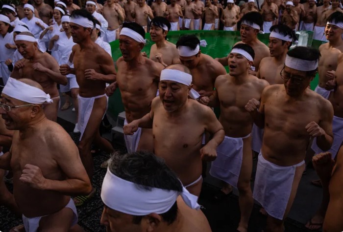 Warga Jepang berendam di kolam es dalam acara Tahun Baru Shinto