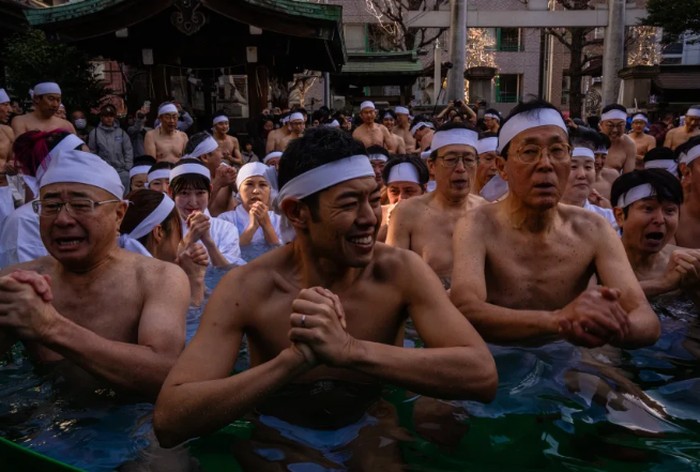 Warga Jepang berendam di kolam es dalam acara Tahun Baru Shinto