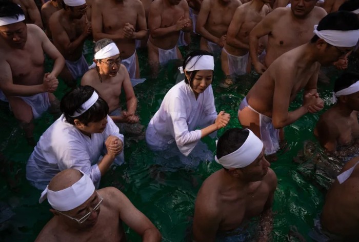 Tahun Baru Shinto, 100 Warga Jepang Berendam di Kolam Es