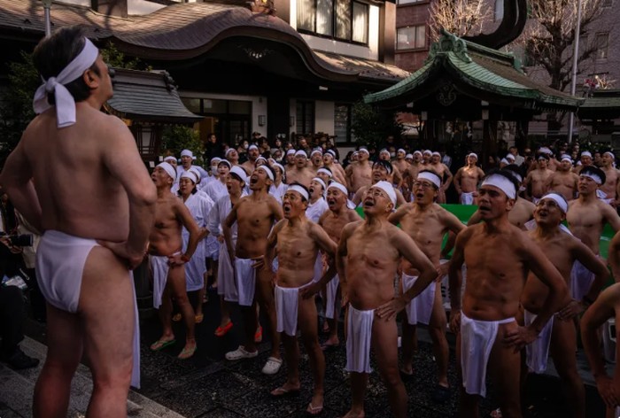 Warga Jepang berendam di kolam es dalam acara Tahun Baru Shinto