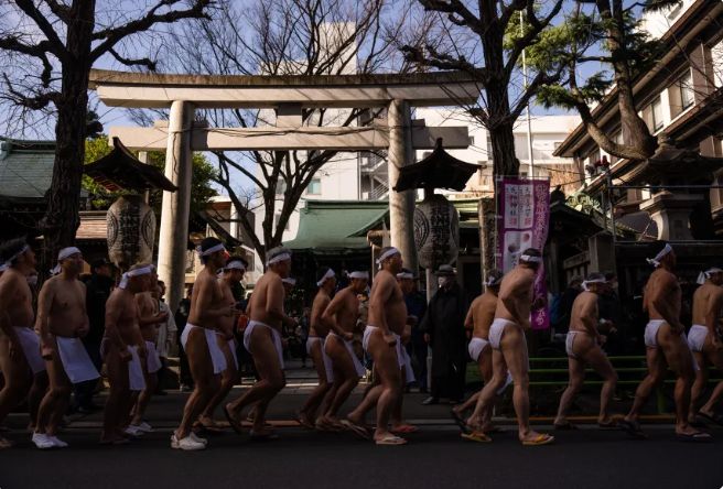 Warga Jepang berendam di kolam es dalam acara Tahun Baru Shinto Warga Jepang berendam di kolam es dalam acara Tahun Baru Shinto