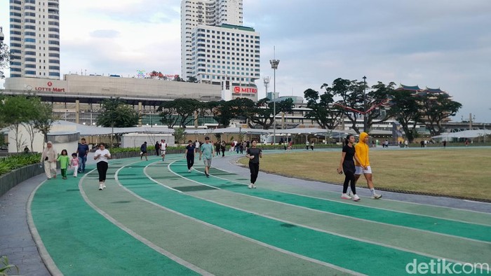 Warga meramaikan trek lari di Lapangan Merdeka Medan usai dibuka pasca diperbaiki. (Rechtin Hani Ritonga/detikSumut)