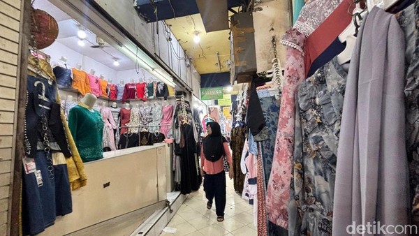 Warga Mulai Berburu Gamis Rompi di Pasar Kapasan Surabaya Jelang Lebaran 2026