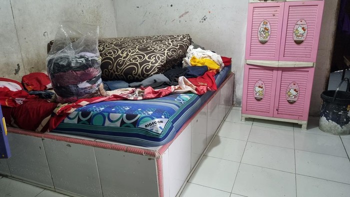 Warga Warakas Jakut Ganti Ranjang Kayu dengan Coran gegara Sering Kebanjiran