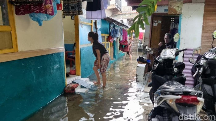 Warakas Jakut Masih Banjir, Warga: Siang Kering, Air Masuk Rumah Sore