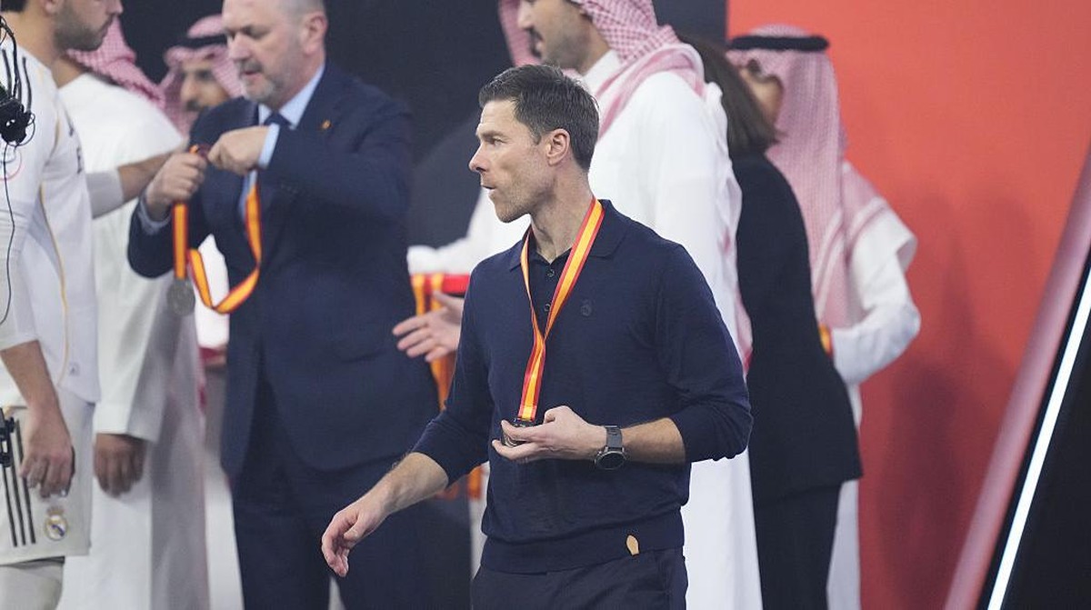 Xabi Alonso usai Madrid kalah dari Barcelona di final Piala Super Spanyol. (Foto: Jose Hernandez/Anadolu via Getty Images)