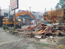 Satpol PP Bongkar 17 Lapak PKL Liar di Pasar Cibinong Bogor