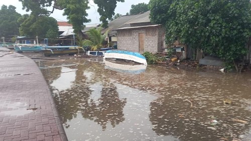 Air laut meluap hingga melampaui senderan pantai di Desa Pengastulan, Kecamatan Seririt, Buleleng, Rabu (14/1/2026) sore.