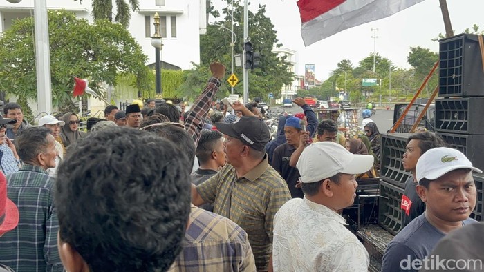 Aksi jagal menolak relokasi RPH Pegirian demo di kawasan Kantor Gubernur Jatim.