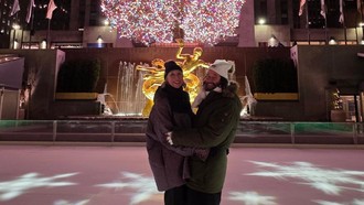 Keanu Reeves Pamer Kemesraan Bareng Pacar Sambil Main Ice Skating