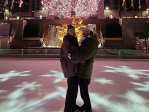 Keanu Reeves Pamer Kemesraan Bareng Pacar Sambil Main Ice Skating