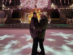 Keanu Reeves Pamer Kemesraan Bareng Pacar Sambil Main Ice Skating