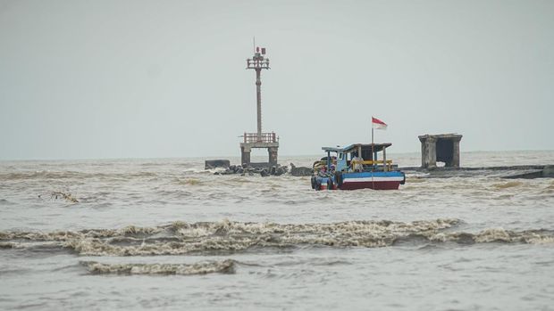 Foto udara sejumlah kapal bersandar di sekitar Tempat Pelelangan Ikan (TPI) Klidang Lor, di Kabupaten Batang, Jawa Tengah, Rabu (14/1/2026). Himpunan Nelayan Seluruh Indonesia (HNSI) Kabupaten Batang menghimbau kepada nelayan yang ada di pesisir pantura Kabupaten Batang untuk menunda menangkap ikan ke laut karena adanya gelombang tinggi dan angin kencang yang terjadi di perairan pantai Utara Jawa Tengah, sejalan dengan prediksi dari Badan Meteorologi, Klimatologi, dan Geofisika (BMKG). ANTARA FOTO/Harviyan Perdana Putra/foc.