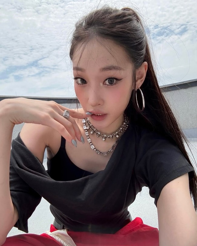 “Ini hanya sampai awal Mei 2026, sekitar tiga setengah bulan. Kalian akan menunggu, kan? Aku akan fokus dengan sekolah, tapi aku juga akan mengerjakan musik di Amerika Serikat, aku akan sering memberi kalian kabar terbaru, jadi jangan terlalu khawatir,” seru Annie Moon lewat platform komunikasi penggemar. Foto: dok. Instagram @anniesymoon