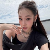 “Ini hanya sampai awal Mei 2026, sekitar tiga setengah bulan. Kalian akan menunggu, kan? Aku akan fokus dengan sekolah, tapi aku juga akan mengerjakan musik di Amerika Serikat, aku akan sering memberi kalian kabar terbaru, jadi jangan terlalu khawatir,” seru Annie Moon lewat platform komunikasi penggemar. Foto: dok. Instagram @anniesymoon