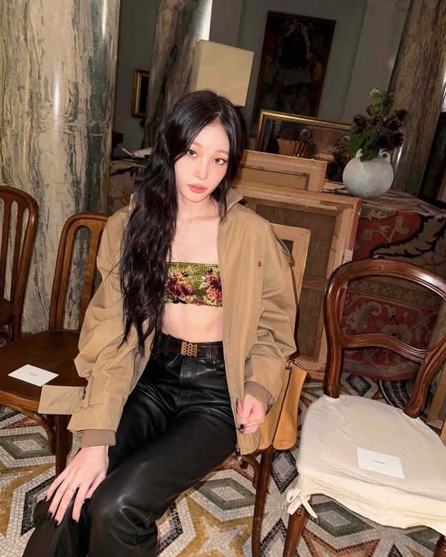 Keputusan Annie Moon berkecimpung di industri hiburan telah menuai sorotan sebelum ALLDAY PROJECT debut pada 2025. Tumbuh dalam keluarga konglomerat dengan kehidupan glamor. Ia menjalani masa trainee yang intens selama tujuh tahun di THEBLACKLABEL. Foto: dok. Instagram @anniesymoon