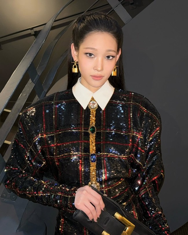 Setelah memulai debut, Annie Moon bekerja sama dengan banyak brand fashion global termasuk Cartier dan Balenciaga. Ia juga menghadiri peragaan busana Thom Browne, Saint Laurent, Versace, Rick Owens, hingga Balmain. Foto: dok. Instagram @anniesymoon