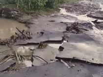 Jalan Pariwisata Kuta-Selong Belanak Terkelupas Diterjang Banjir