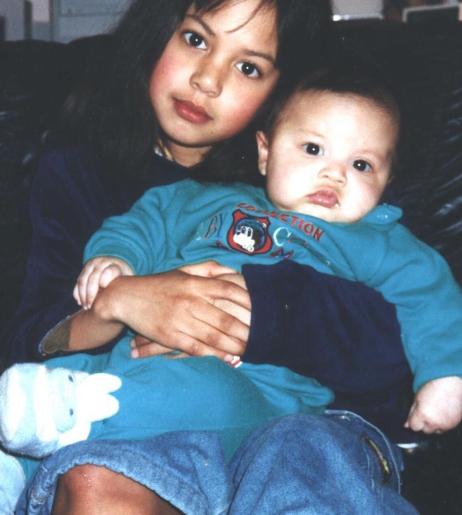 Ini potret Aurelie Moeremans yang masih cilik bersama sang adik. Pesonanya sudah terlihat sejak dini meski tanpa balutan makeup. Foto: Dok. Instagram Aurelie Moeremans