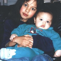 Ini potret Aurelie Moeremans yang masih cilik bersama sang adik. Pesonanya sudah terlihat sejak dini meski tanpa balutan makeup. Foto: Dok. Instagram Aurelie Moeremans