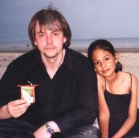 Aurelie memulai langkahnya di industri hiburan sejak usia belia. Pada masa remaja, ia kerap tampil dengan gaya sederhana, manis, dan apa adanya, seperti ketika berpose bersama sang ayah. Foto: Dok. Instagram Aurelie Moeremans