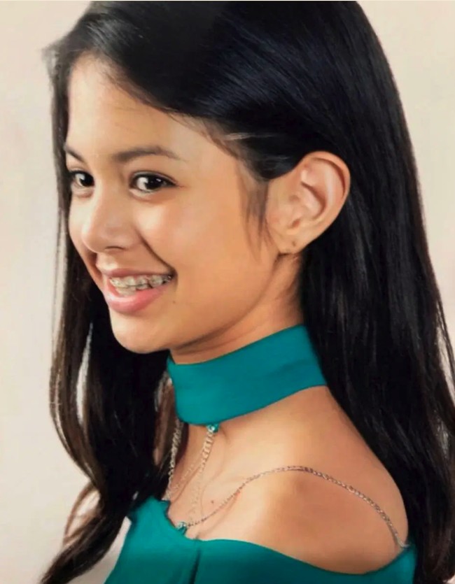 Pada usia sekitar 13 tahun, Aurelie mulai aktif mengikuti berbagai lomba, audisi, dan kegiatan modeling. Penampilannya masih sangat polos dengan senyum khas dan behel yang menambah kesan manis.Foto: Dok. Instagram Aurelie Moeremans