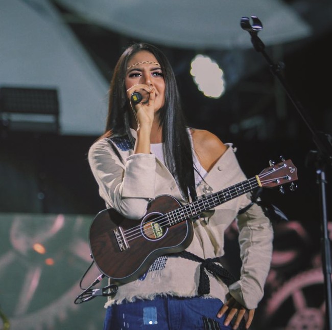 Tak hanya fokus pada modeling, Aurelie juga mulai menunjukkan ketertarikannya pada dunia musik sejak dulu. Ia piawai dalam bermain ukulele dan gitar. Foto: Dok. Instagram Aurelie Moeremans