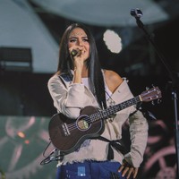 Tak hanya fokus pada modeling, Aurelie juga mulai menunjukkan ketertarikannya pada dunia musik sejak dulu. Ia piawai dalam bermain ukulele dan gitar. Foto: Dok. Instagram Aurelie Moeremans