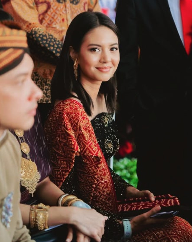 Beberapa kali Aurelie Moeremans juga tampil memakai pakaian tradisional Indonesia, seperti kebaya hingga batik. Hampir setiap kali, ia juga selalu memadukan gaya busananya dengan rambut panjang tanpa effort. Foto: Dok. Instagram Aurelie Moeremans