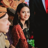 Beberapa kali Aurelie Moeremans juga tampil memakai pakaian tradisional Indonesia, seperti kebaya hingga batik. Hampir setiap kali, ia juga selalu memadukan gaya busananya dengan rambut panjang tanpa effort. Foto: Dok. Instagram Aurelie Moeremans