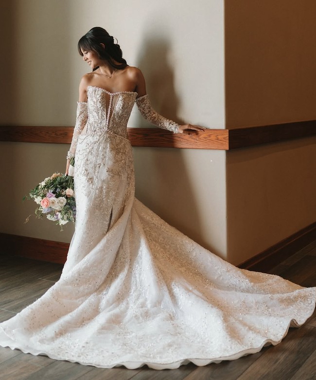 Pada April 2025, Aurelie Moeremans pun menikah dengan sang pujaan hati, Tyler Bigenho. Ia mengenakan gaun pengantin putih dengan potongan strapless yang tampak anggun dan memukau. Foto: Dok. Instagram Aurelie Moeremans